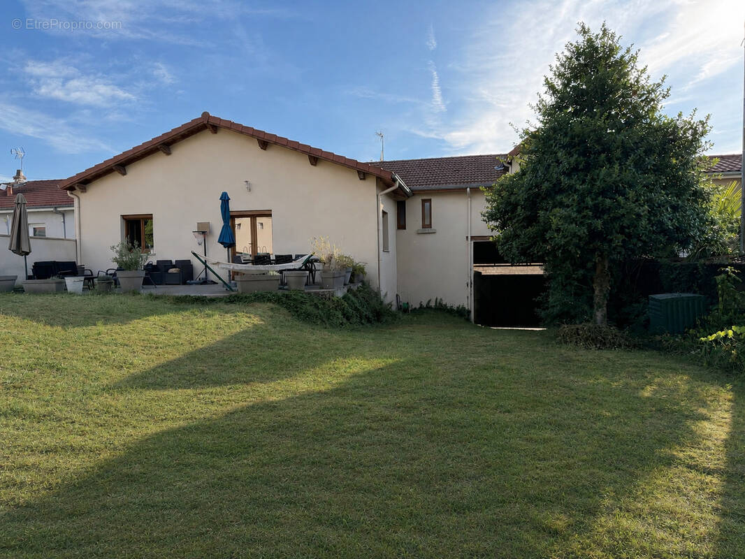 Maison à LE CHAMBON-FEUGEROLLES
