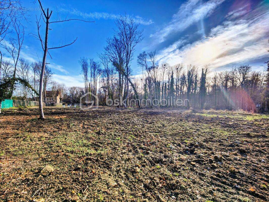 Terrain à MONTFORT-L'AMAURY