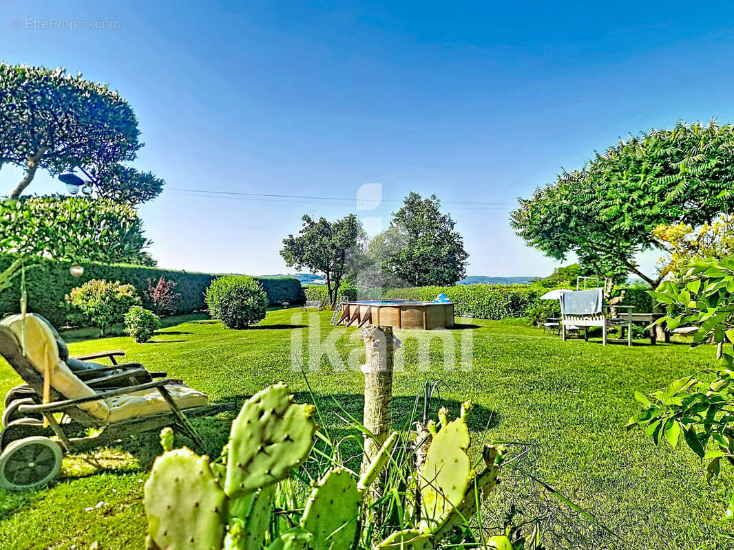 Maison familiale 4 chambres sur 2 565 m2 avec piscine - photo 2