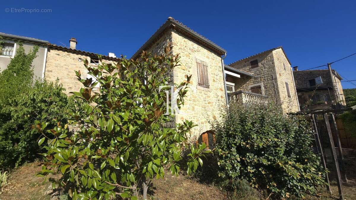 Authenticité, élégance et confort au cur du Sud Ardèche : une maison en pierre rare avec piscine où tout se fait à pied. - photo 2