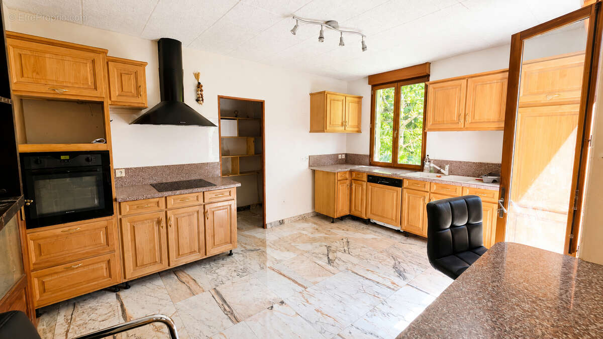 Maison au coeur du centre-ville, sur un magnifique terrain arboré de 824 m². - photo 6