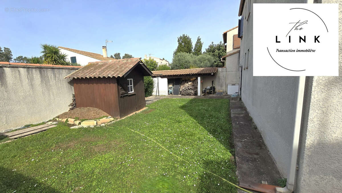 face nord, le cabanon à outil, et l&#039;appenti pour le bois. - Maison à ARLES