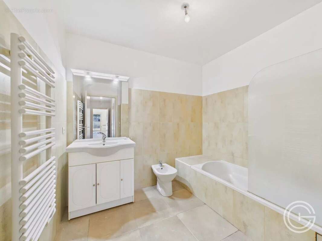 Appartement à SAINT-LAURENT-DU-VAR