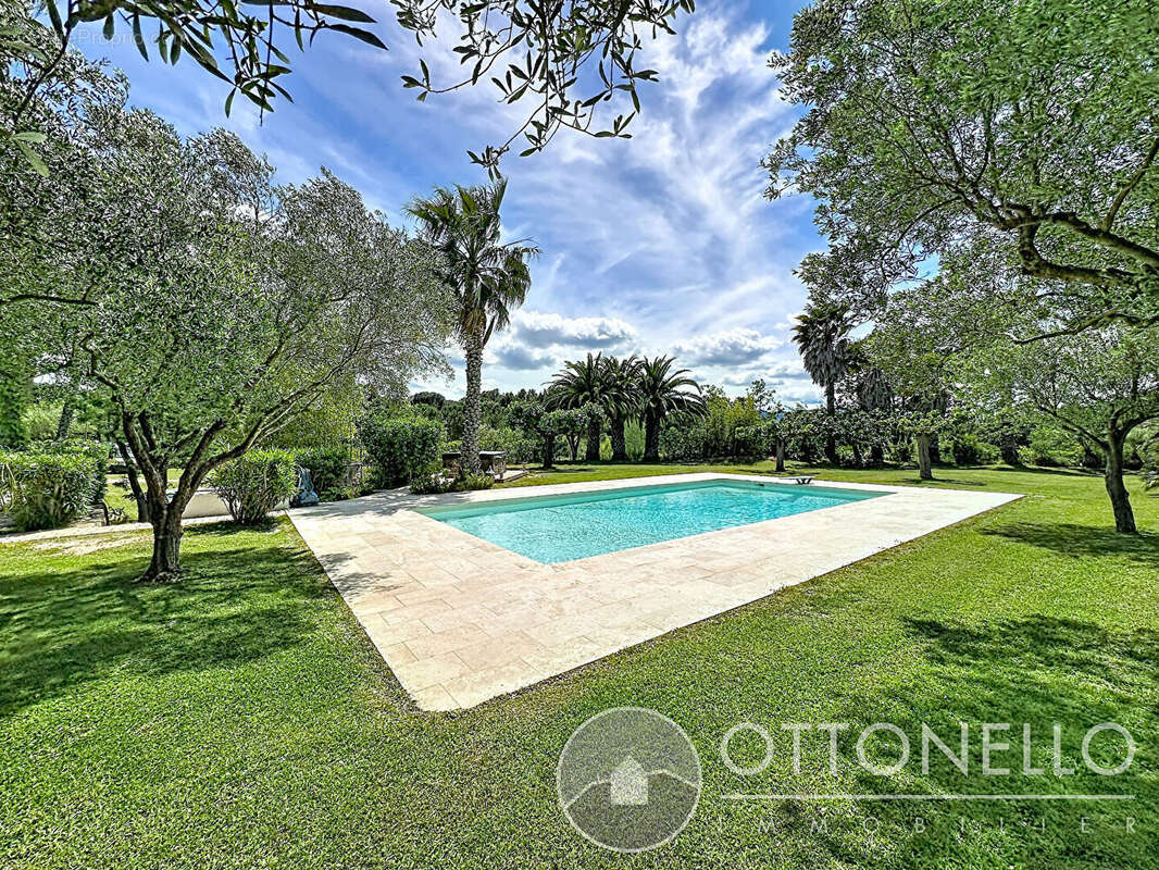 Maison à ROQUEBRUNE-SUR-ARGENS