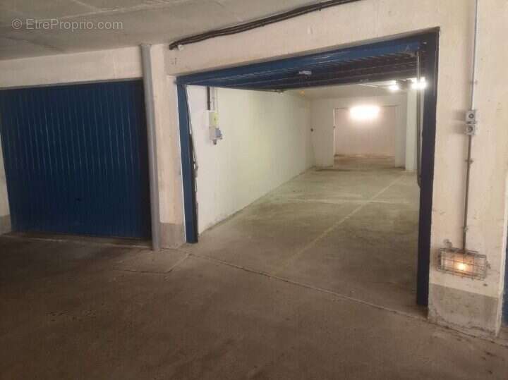 Accès au garage sécurisé avec porte motorisée - Parking à SAINT-NAZAIRE