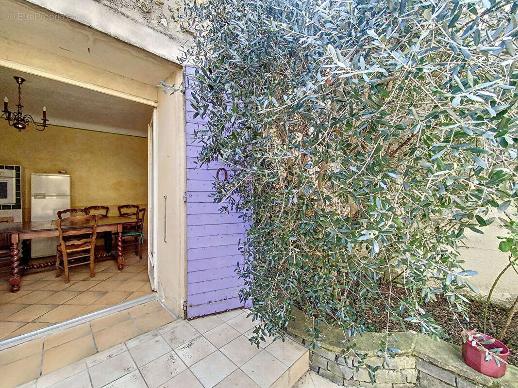 Cuisine sur terrasse, charme. Maison de village provençale 105 m², 5 pièces, terrasse 35 m² - photo 2
