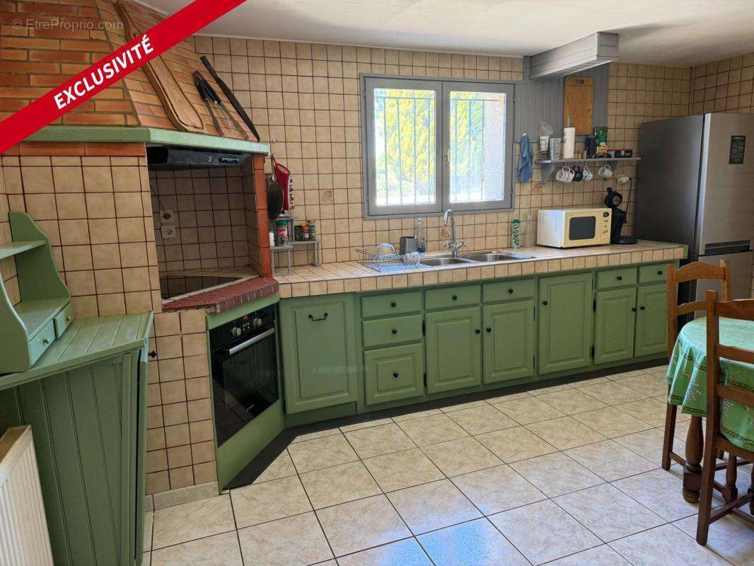 Cette maison est à visiter sans tarder ! Au calme de son impasse avec sa piscine elle offre une bel espace de vie - photo 3