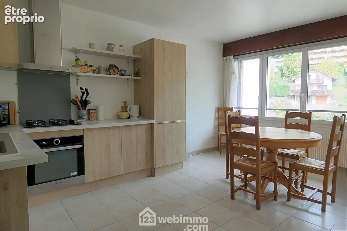 Cet appartement T2 s'ouvre sur une pièce de vie lumineuse et conviviale