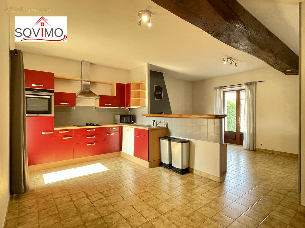 Laissez vous seduire par cette maison de campagne en pierre, nichée sur 3,41 ha en bord de rivière - photo 2