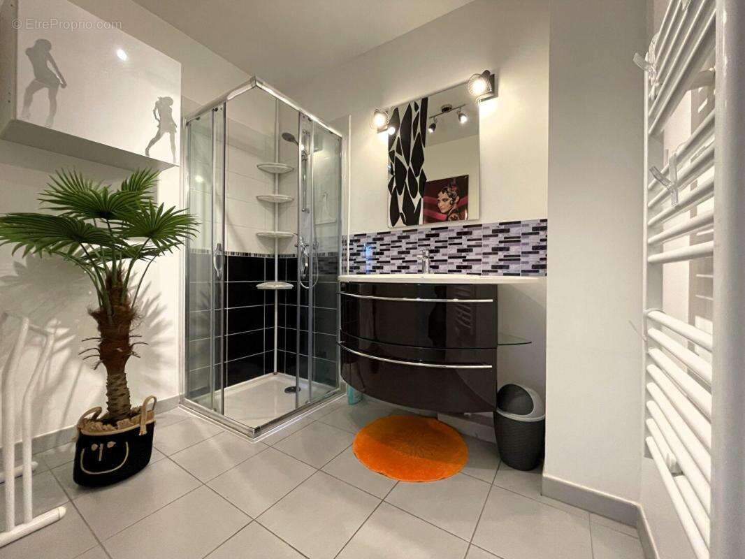 Appartement à ROQUEBRUNE-SUR-ARGENS