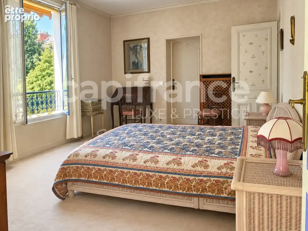 Mantes-la-Jolie – Demeure de caractère de 380 m², 14 pièces, jardin et garage - photo 4