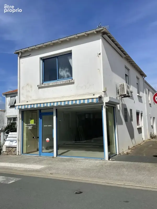 Local commercial avec appartement - photo 1