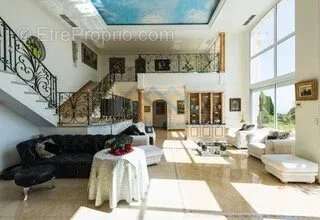 Salon Hauteur sous plafond Carrelage - Maison à VALLAURIS