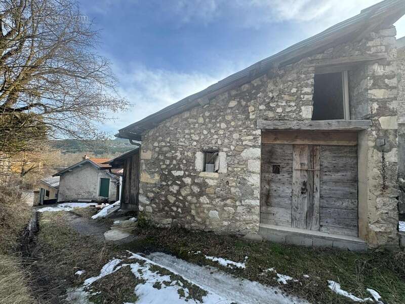 Maison de village à rénover + grange – La Faurie (05) - photo 6