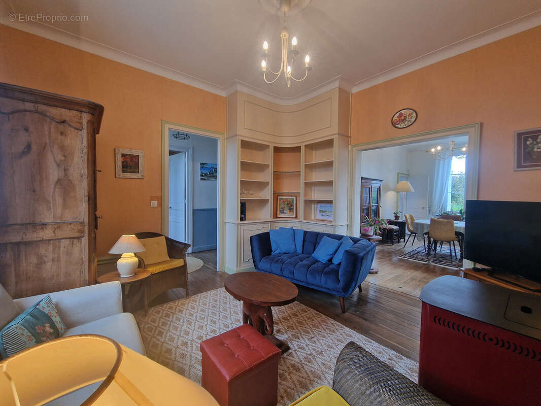 Maison à MONTMOREAU-SAINT-CYBARD