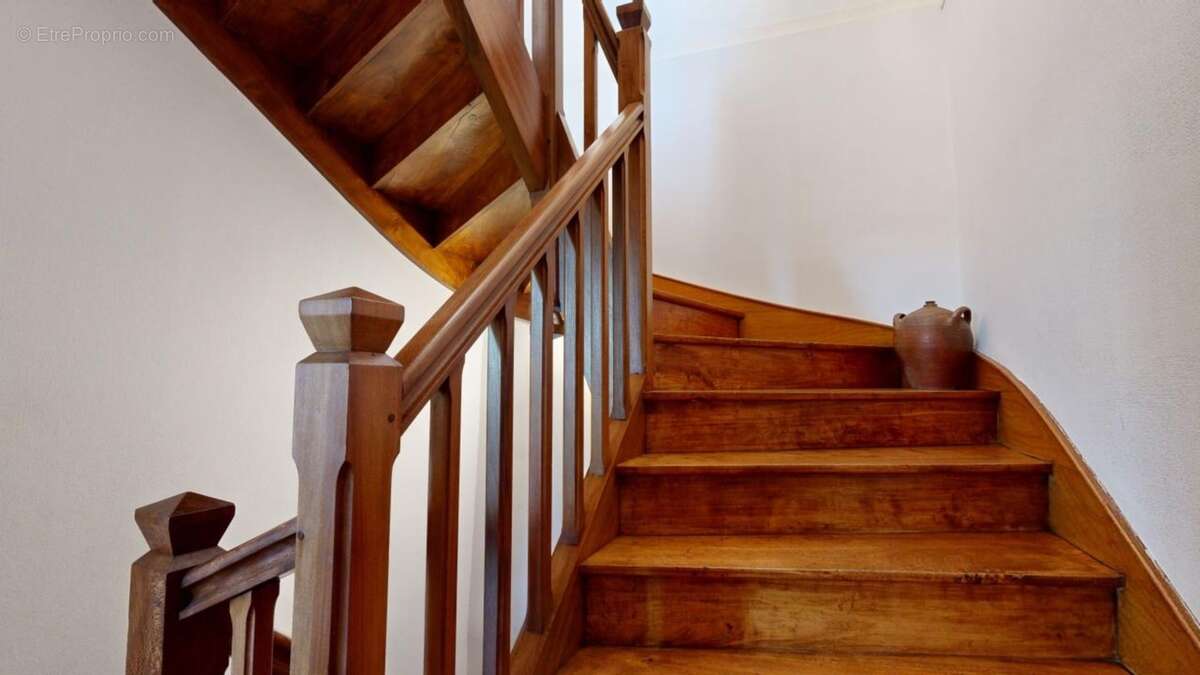 Escalier - Maison à SIORAC-EN-PERIGORD