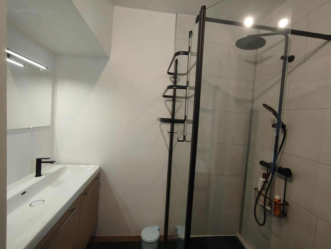 Maison à CREUZIER-LE-VIEUX