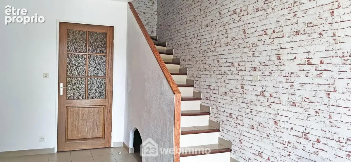 Montée d'escalier.