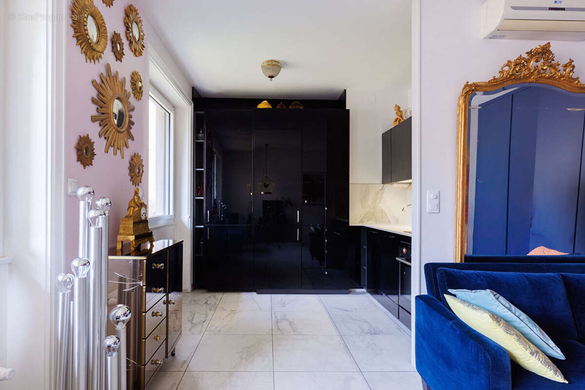 LYON 2 AINAY - Elegant T2 de 43m² entièrement rénové - lumineux - ascenseur - climatisation - cave - local à vélos - photo 2