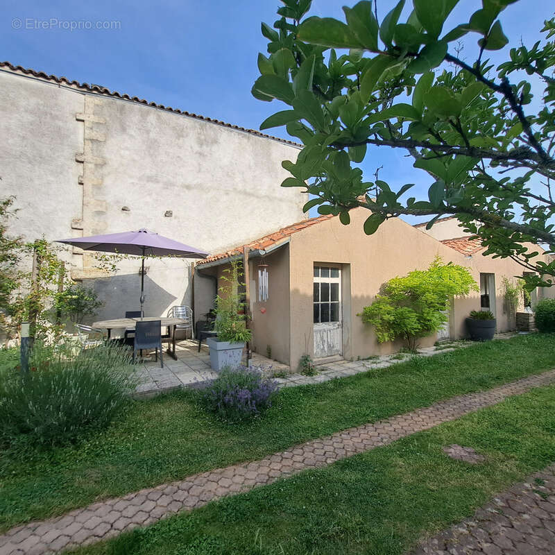 Charentaise rénovée avec dépendances - photo 12