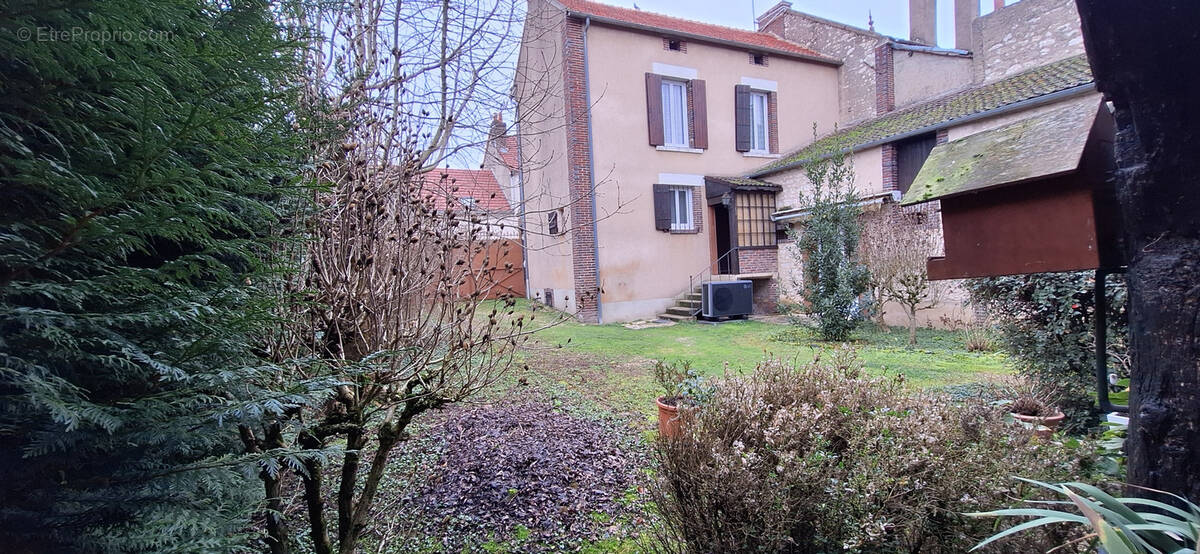 Maison à LAROCHE-SAINT-CYDROINE