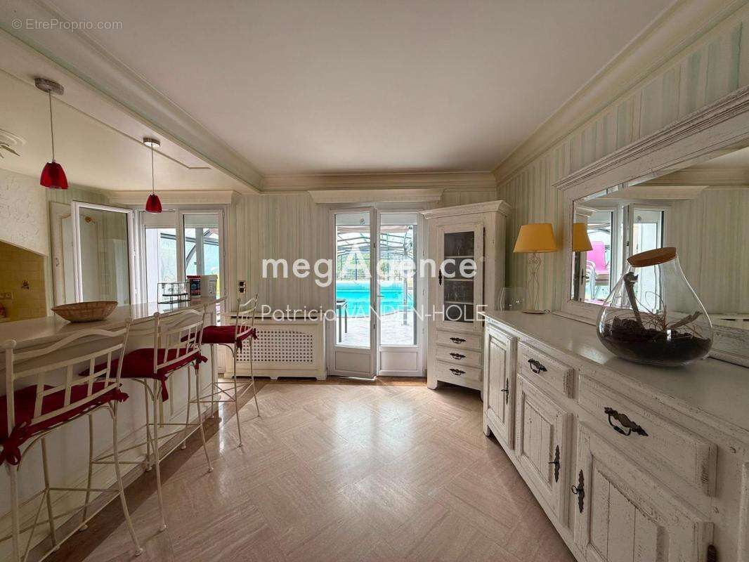 Villa avec piscine couverte à 1h de Paris , vendu avec le mobiliers , prestations récentes - photo 6