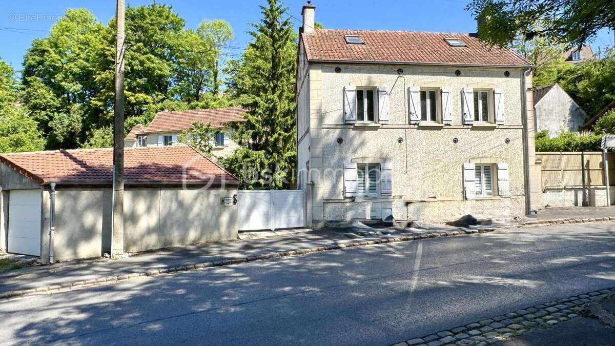 Maison de caractère à Crépy-en-Valois – Un cadre de vie paisible et pratique - photo 17
