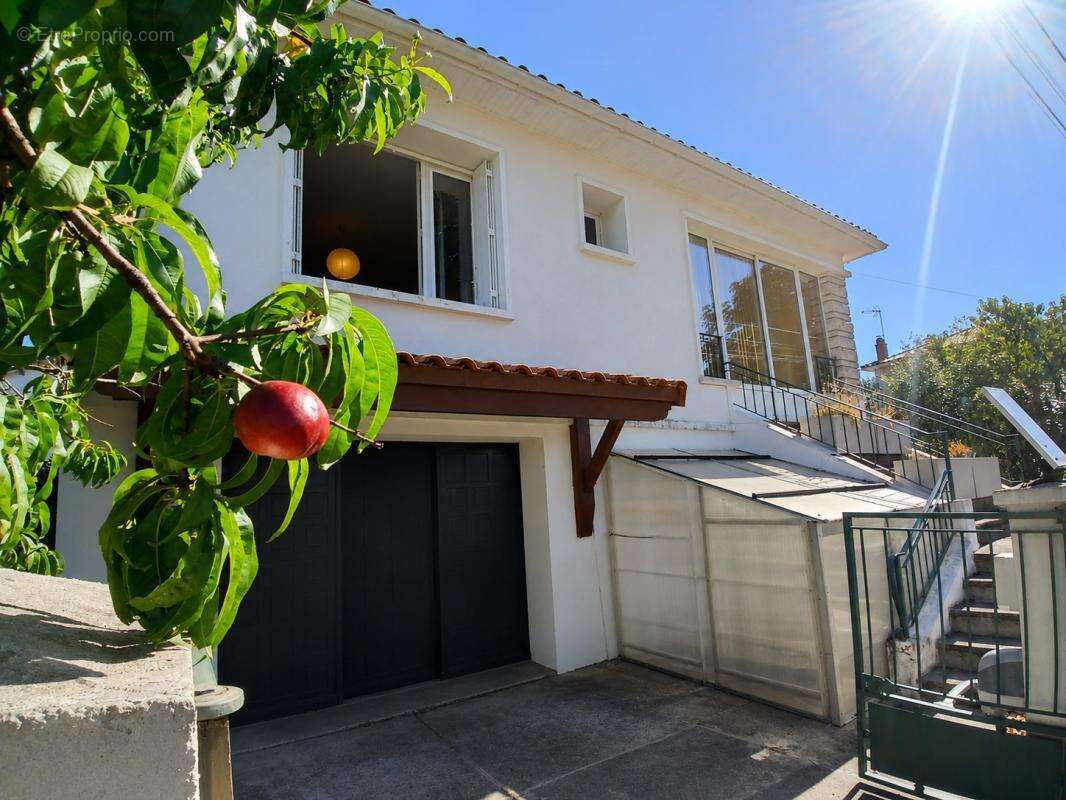 Maison habitable de plain-pied, proche du centre-ville - La - photo 2