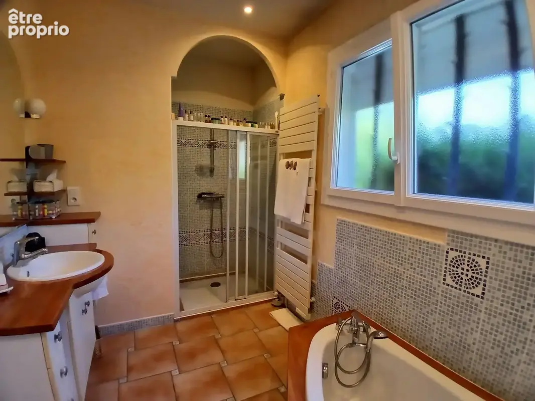Propriété de 5 chambres située à la lisière du village, offrant de jolies vues. - photo 7