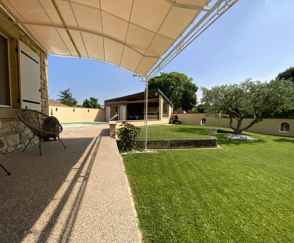 Villa plain pied sur 1000 m2 de terrain avec piscine. - photo 2