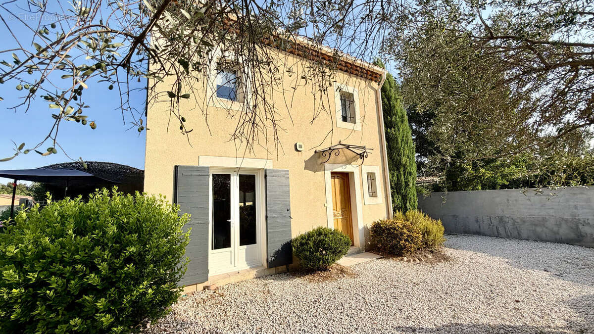 Villa avec piscine sur 444 m² de jardin clos et arboré, calme et résidentiel. - photo 15