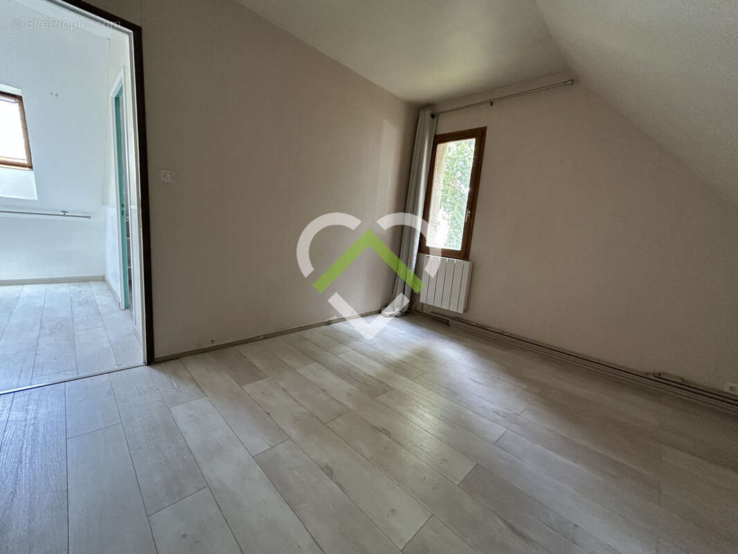Maison individuelle au Pavé de Lille bâtie sur plus de 700m2 de terrain. Proximité immédiate tram et métro. - photo 8