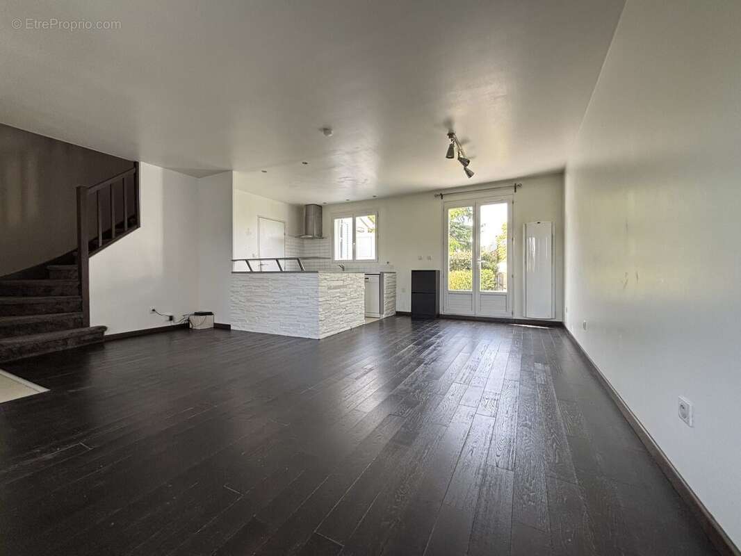 Maison 83 m² à Saint-Germain-Les-Corbeil  - photo 2