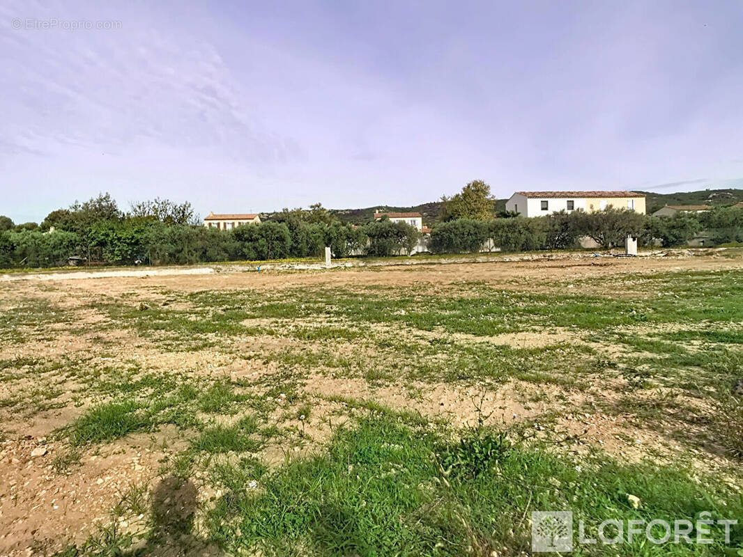 Terrain à LA FARE-LES-OLIVIERS