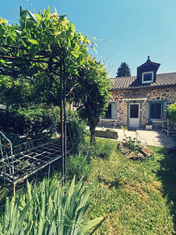 Maison à SAINT-GENEST-SUR-ROSELLE