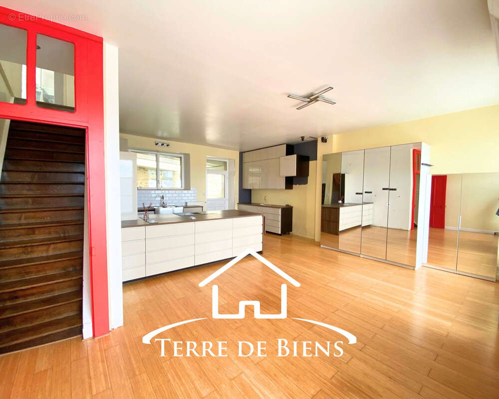 Maison de caractère de 160 m2   Beaux volumes, patio, jardin clos et fort potentiel d'aménagement   Pommiers - photo 4