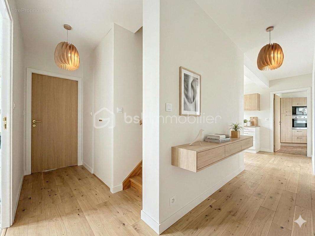 Maison avec ascenseur et 3 garages en plein centre ville ! - photo 8