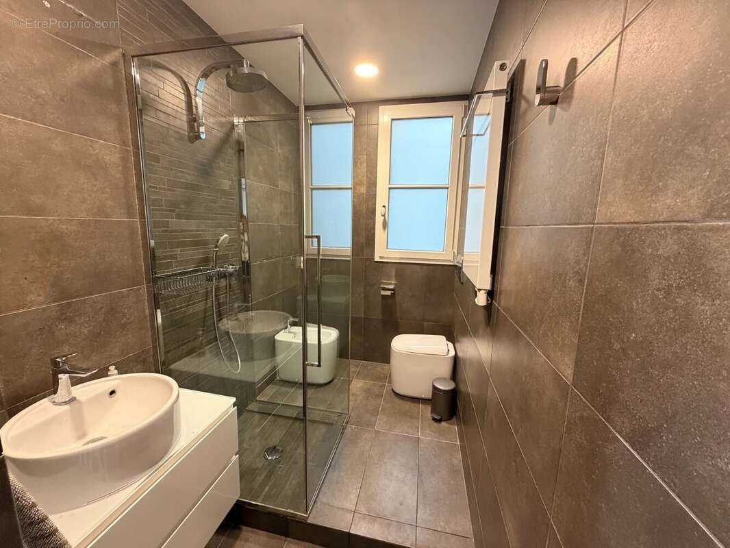 Carré d'Or – Superbe 4 pièces rénové de 136 m² face au Negresco - photo 13