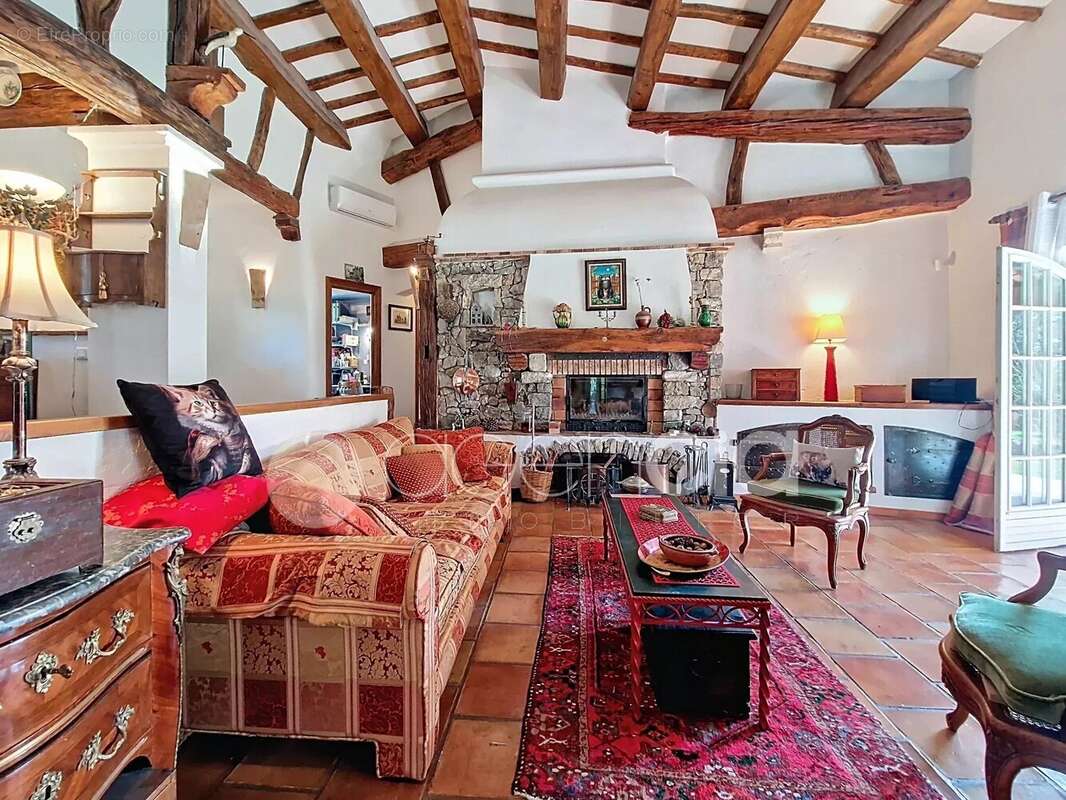 Maison à SAINT-CEZAIRE-SUR-SIAGNE