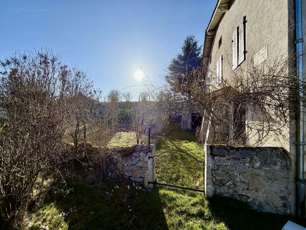 Maison à SAINT-AMANT-ROCHE-SAVINE