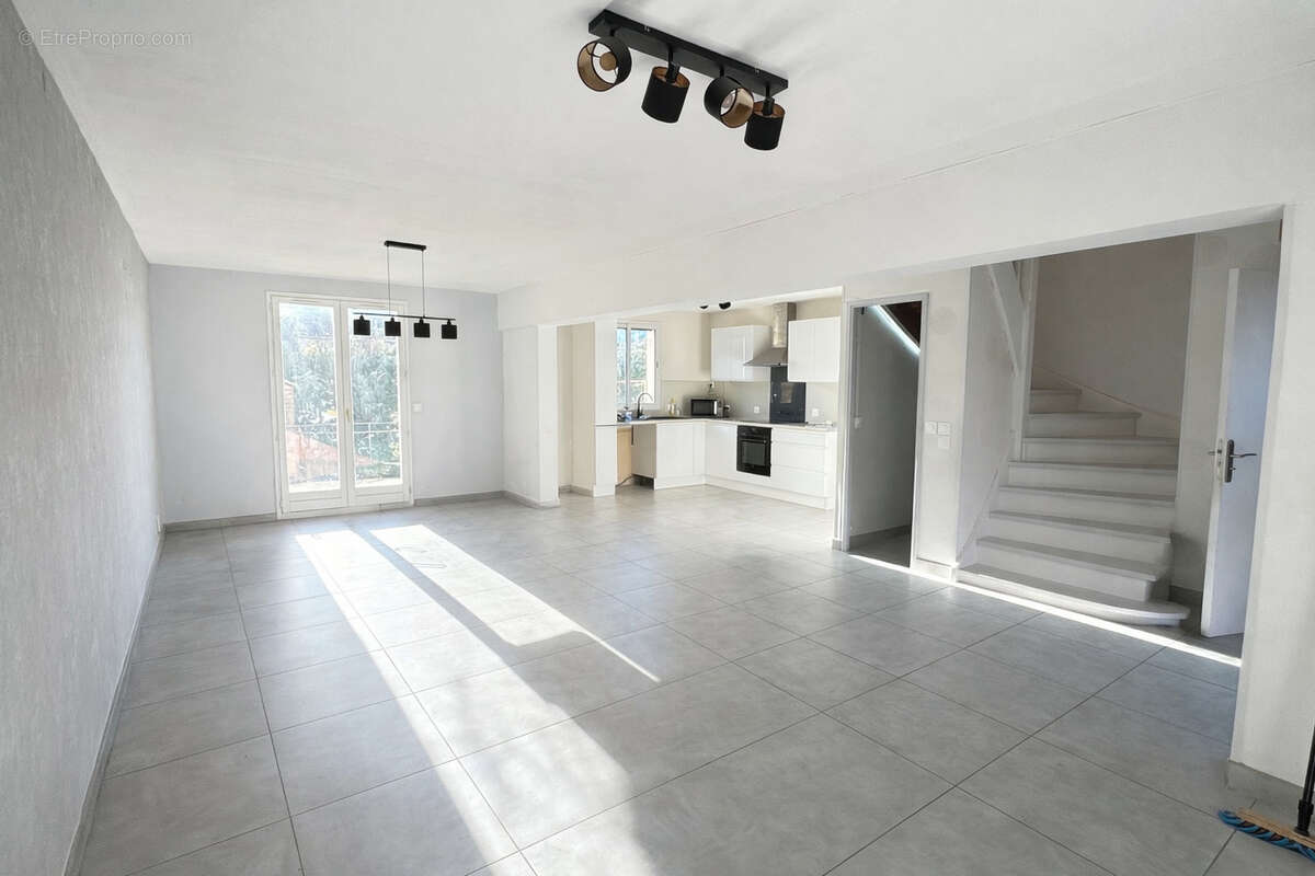 Maison à SAINT-LAURENT-DE-LA-SALANQUE