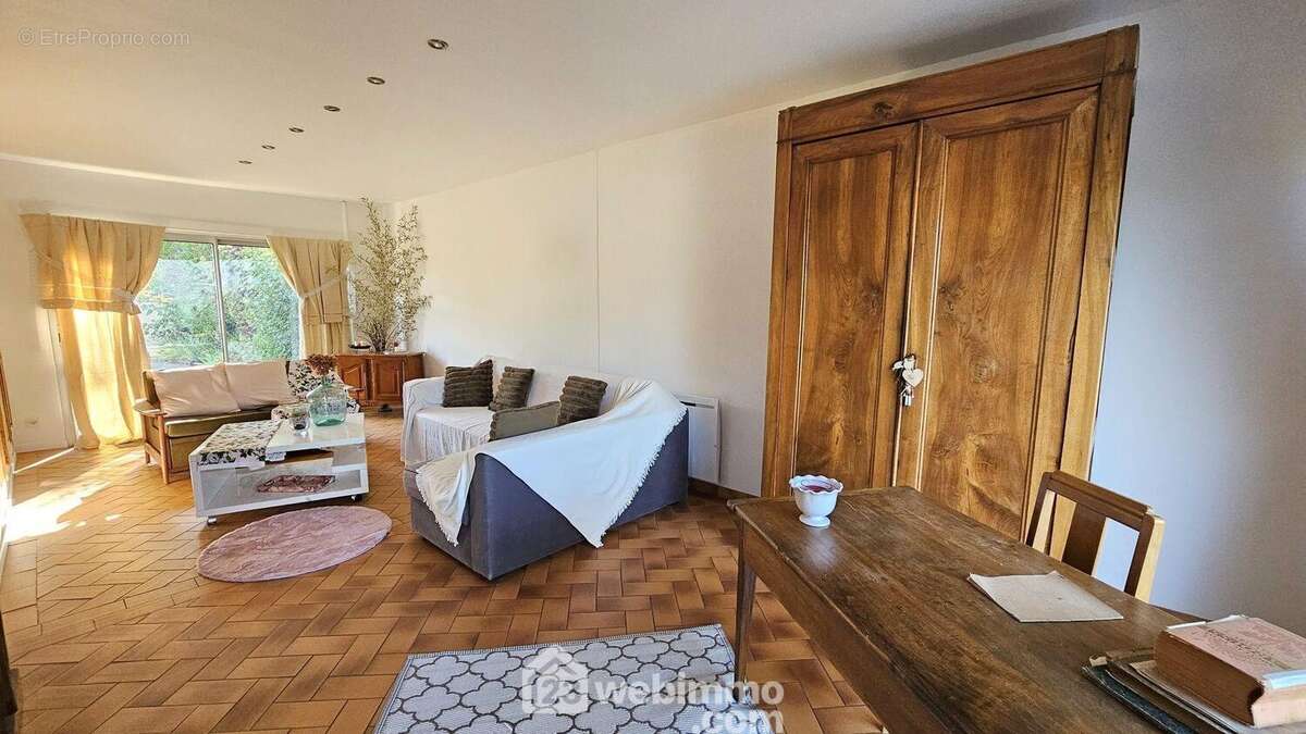 Voici le séjour de 28 m² très lumineux... - Maison à MILLY-LA-FORET