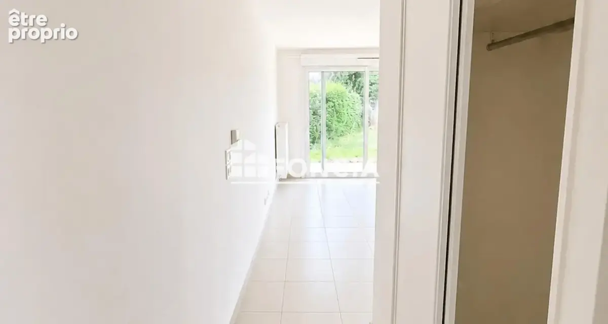 Studio en rez-de-jardin avec grand extérieur et garage - photo 4