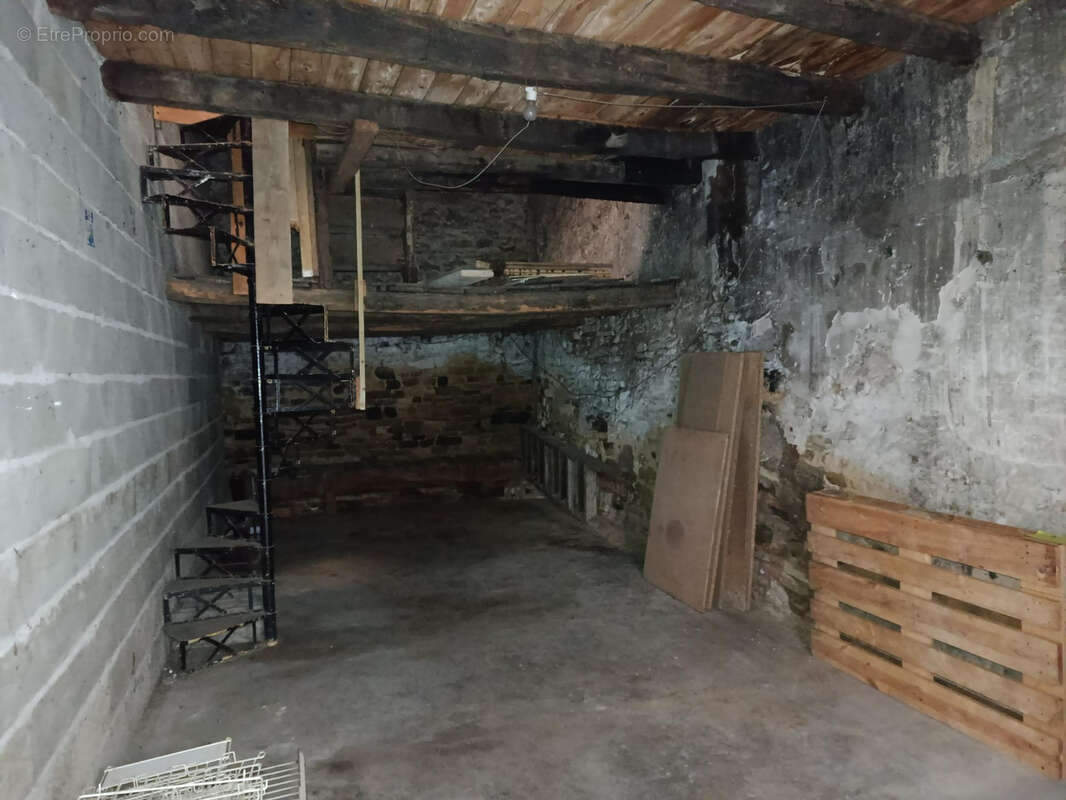 Parking à VIC-SUR-SEILLE