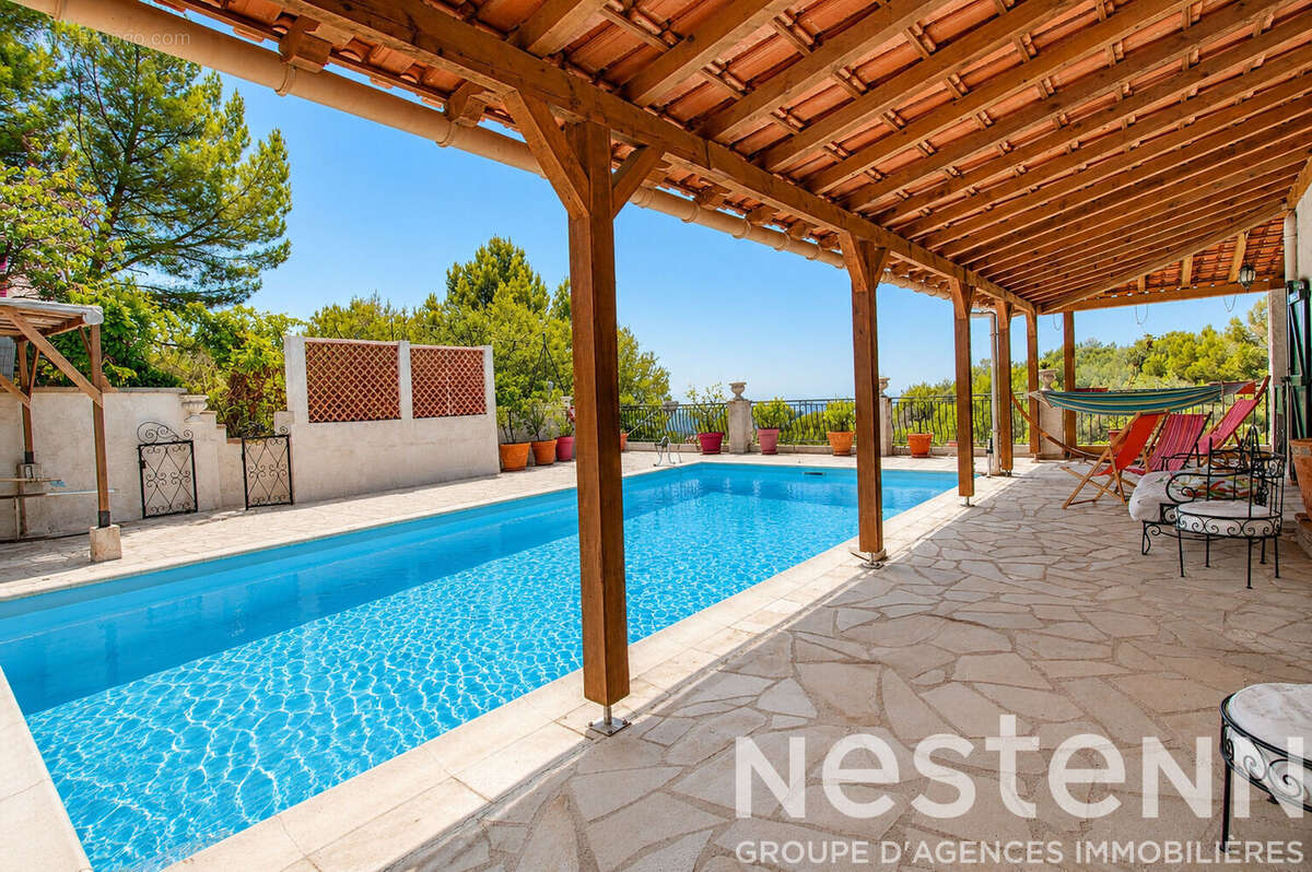 A vendre à Draguignan - Propriété de caractère avec vue panoramique, piscine et beaux volumes - photo 2