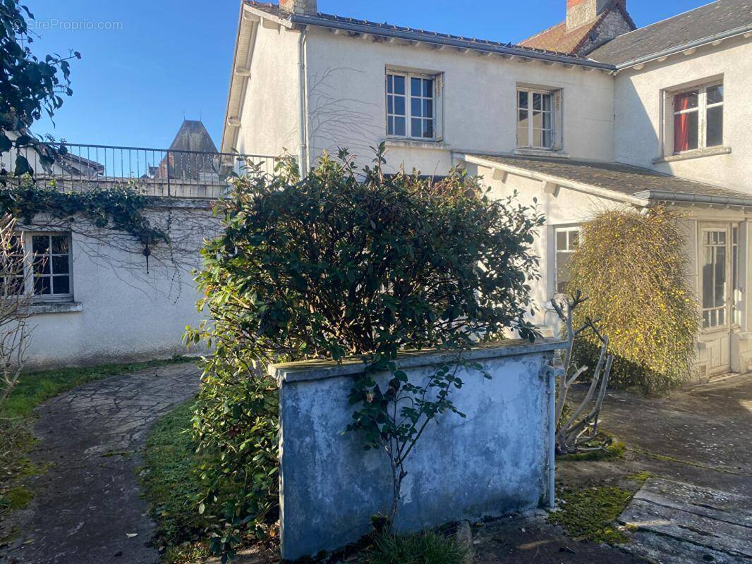 Maison à AZAY-LE-FERRON
