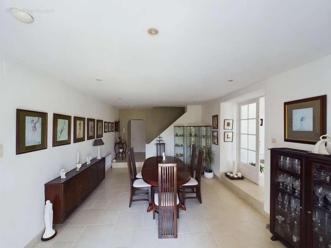 Belle rénovation pour cette Maison de village de 3 chambres/3 salles de bain avec jardins paysagers. - photo 8