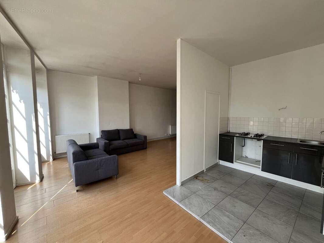 Appartement 470 m² à Saint-Etienne  - photo 2