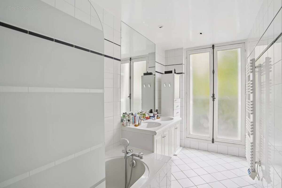 Appartement à PARIS-17E