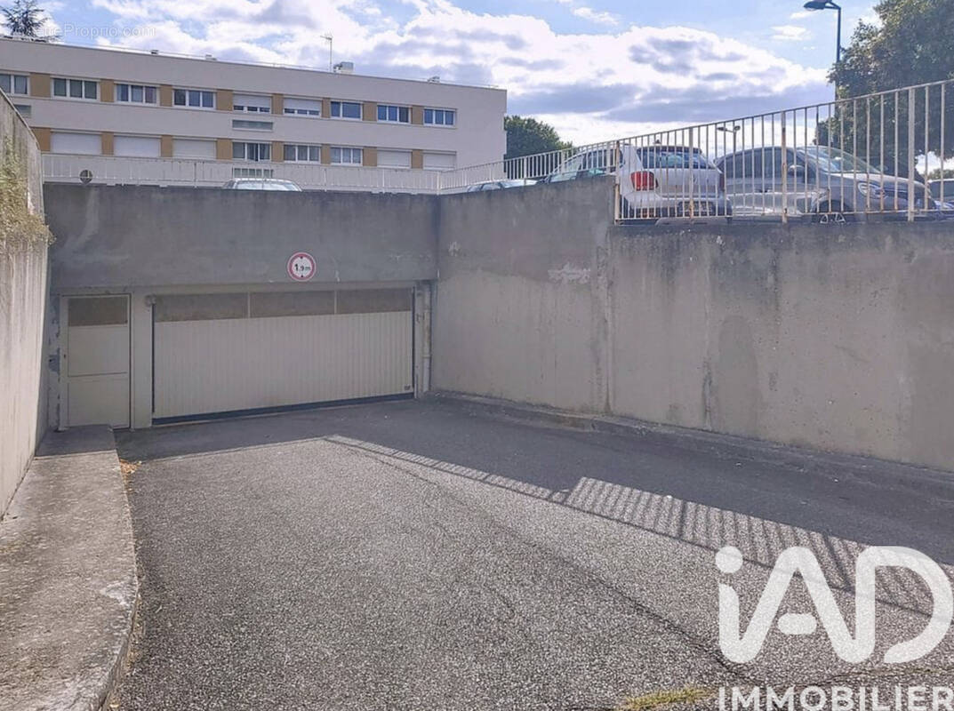 Photo 1 - Parking à PLAISIR